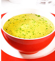 Caldo de pollo con cebolla y huevo