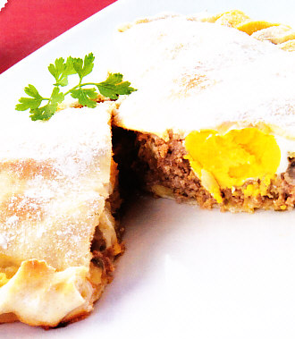 Calzone de carne con queso y huevo