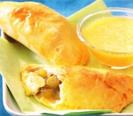 Calzone de ruibarbo con coulis de naranja