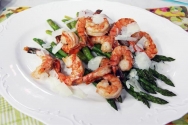 Camarones y espárragos al horno con especias