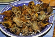 Cañaillas a la llauna con aceite de tomillo y perejil