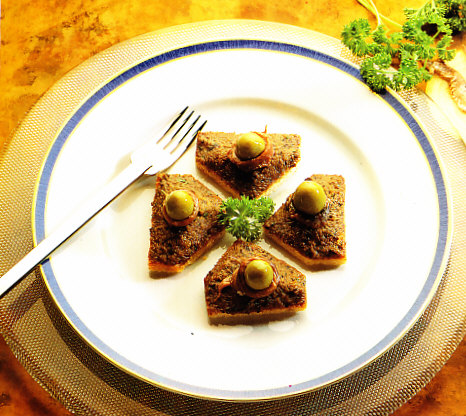 Canapés de anchoas y aceitunas