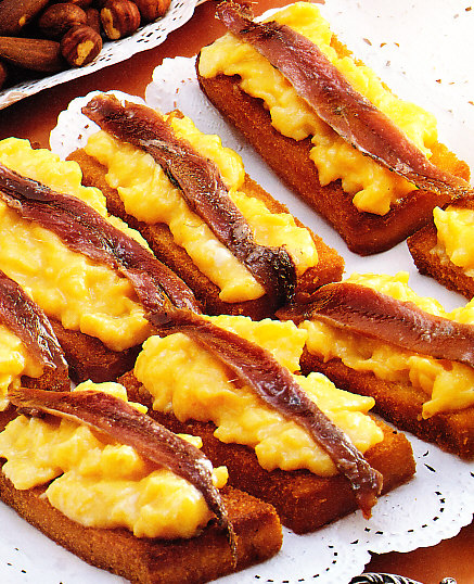 Canapés de huevos y anchoas