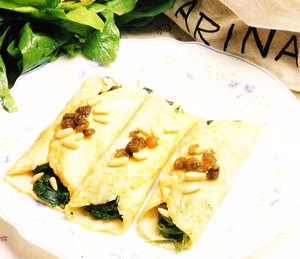 Canelones de espinacas, piñones, pasas y jamón