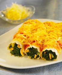Canelones rellenos de espinacas y piñones