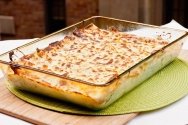Canelones rellenos de queso, piñones y nueces,  con salsa roquefort