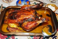 Capón asado con salsa de frutos del bosque