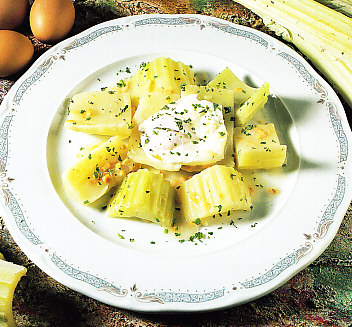 Cardo con huevos escalfados