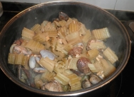 Cardos con almejas y nueces