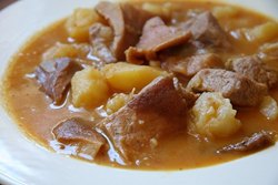 Carne con patatas y cominos