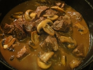 Carne de ternera guisada con setas