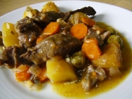 Carne guisada con tomate y aceitunas