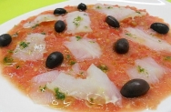 Carpaccio de bacalao con aceitunas y tomate