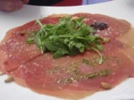 Carpaccio de pez espada con salsa de pimienta verde