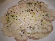 Carpaccio de rape con vinagreta de aceitunas