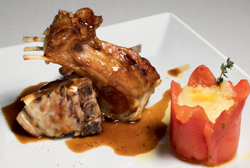 Carré de cordero con jugo de regaliz y tomates confitados