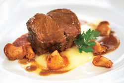 Carrillada ibérica estofada al anís con crema de jengibre a la canela