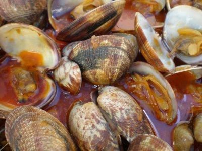 Cazuela de almejas con moixernons