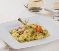Cazuela de arroz caldoso con pollo, alcachofas y vino blanco
