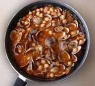Cazuela de garbanzos marineros