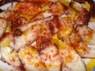 Cazuela de pulpo con salsa de pimentón