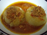 Cebollas rellenas de carne y champiñones