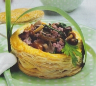 Cestillos de pasta de hojaldre rellenos de setas y butifarra