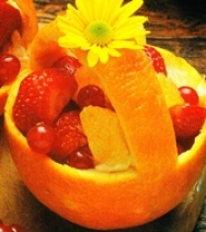 Cestitas de naranja con frutos variados