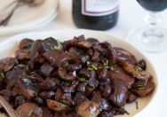 Champiñones al vino tinto