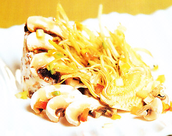Champiñones con queso de cabra, butifarra del perol y alcachofas