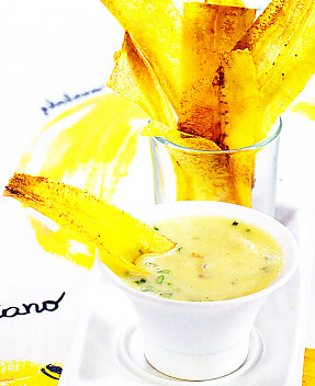 Chips de plátano con salsa de queso
