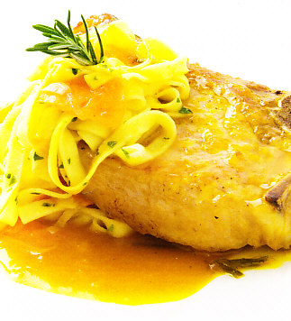Chuleta de cerdo con naranja y pasta