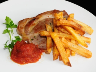 Chuletas de cerdo con patatas fritas