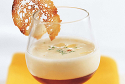Chupito de ajoblanco con gelatina de málaga virgen