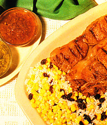 Churrasco a la brasa con arroz, maíz y pasas