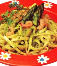 Cintas bicolores con espárragos y gambas