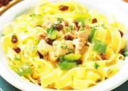 Cintas con pollo al estilo griego