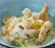 Cintas de pasta y calabacín con langostinos y salsa cremosa