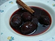 Ciruelas al vino tinto