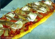 Coca de aceite con escalivada, anchoas y queso de cabra