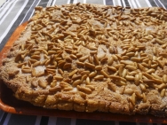 Coca de chicharrones de pasta de hojaldre