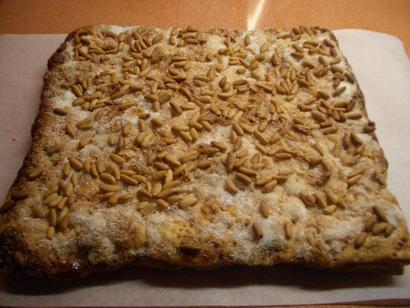 Coca de chicharrones