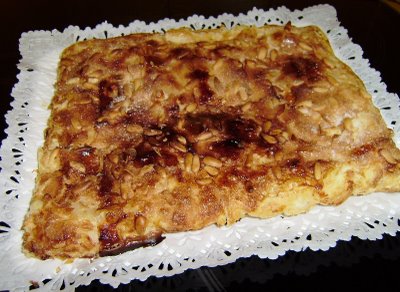 Coca de hojaldre rellena de crema