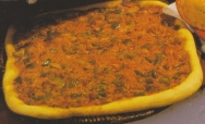 Coca de pimiento, tomate y atún