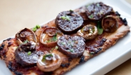 Coca de rovellones y butifarra negra con tomate
