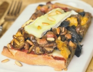 Coca de salteados de setas con queso de vaca