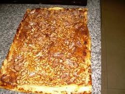Coca de yogur de  piñones y almendras crudas