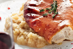 Cochinillo asado con puré de manzana especiado