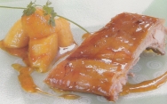Cochinillo con plátanos caramelizados y reducción de naranja