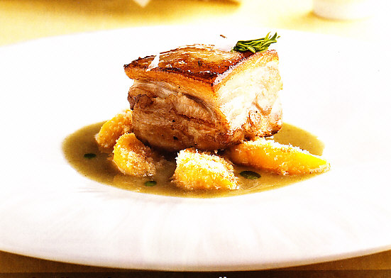 Cochinillo, melocotones y avellanas
